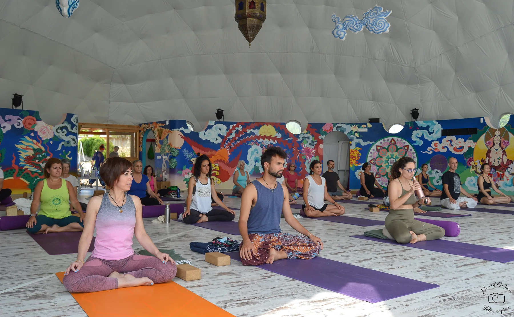 Pilar Valencia sentada de espaldas junto a una figura de Ganesha