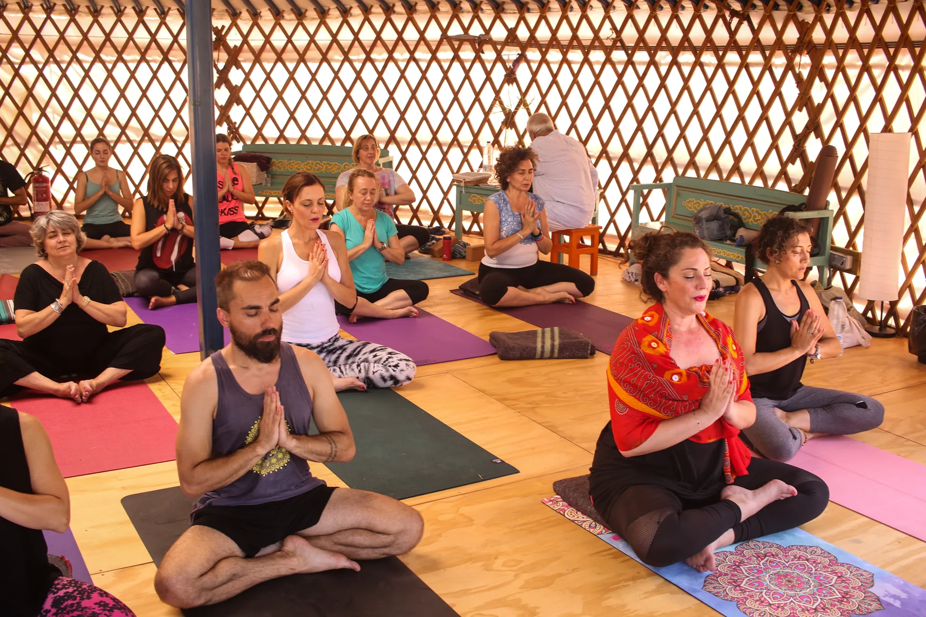 Grupo de alumnos meditando en una estructura circular durante un retiro
