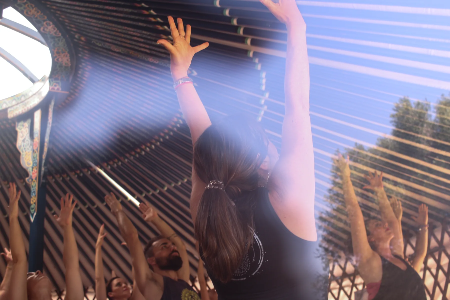 Pilar Valencia practicando una flexión profunda al aire libre